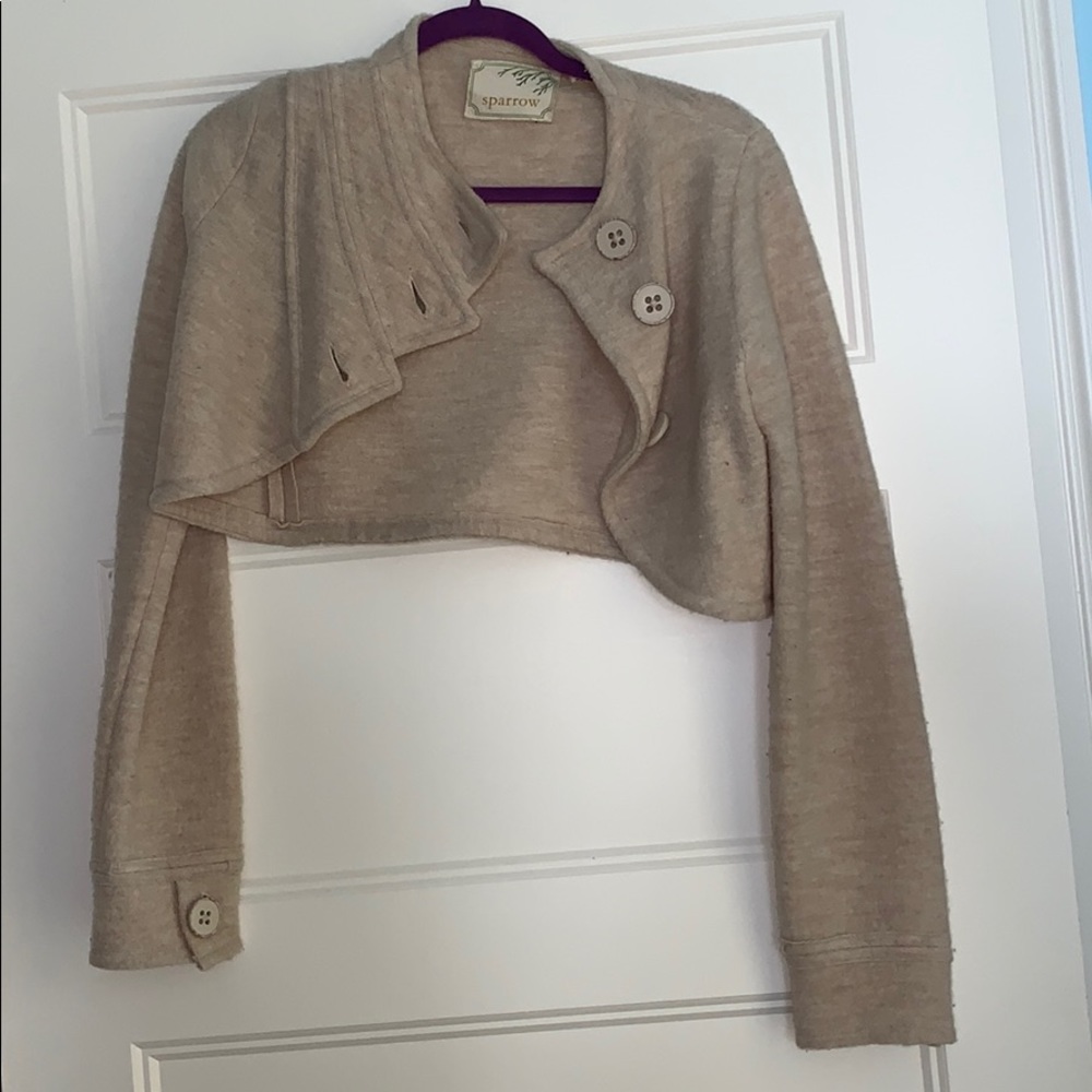 Cropped beige jacket